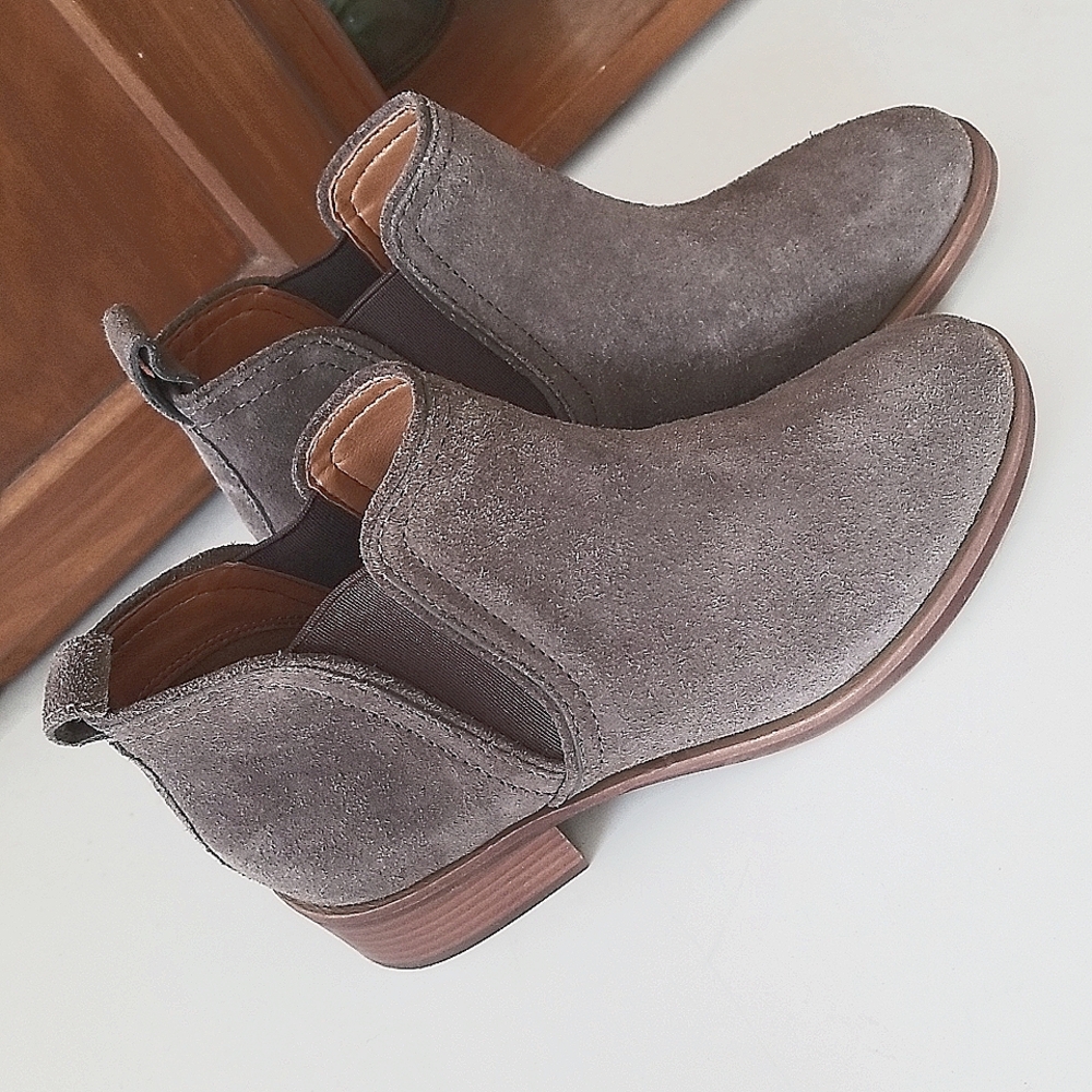 Lucky Brand Women's 6.5M Pogan Chelsea  Pull on Bootie Dark Gray Suede *EUC*